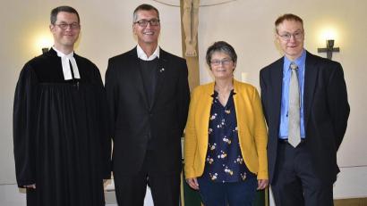Bild: sck
Den Wechsel im Posaunenchor besiegeln (von links) Pfarrer Moritz von Niedner, der bisherige Leiter Reinhard Potzner, Obfrau Brigitte Grüner und der neue Chorleiter Markus Toesko.