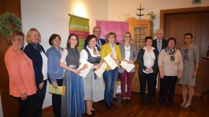 Bild: bnr
Als beste Absolventinnen der diesjährigen Ausbildung zur Hauswirtschafterin wurden ausgezeichnet (von links mit Urkunde): Friedricke Kriechenbauer (Weiden), Kathrin Kroher (Amberg), Lidwina Weilhammer (Schwandorf), Monika Bücherl (Cham). Die Ehrengäste gratulierten zum Erfolg.
