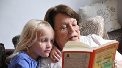 Bild:  lunaundmo – stock.adobe.com
Wissenschaftliche Studien belegen: Kinder, denen regelmäßig vorgelesen wird, werden häufiger als fröhlich (93 Prozent) und selbstbewusst (75 Prozent) eingestuft.