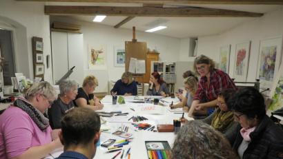 Bild: jzk
Waltraud Müller (stehend) leitete den Kurs „Handlettering“.