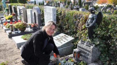 Bild: Adele Schütz
Gärtnermeisterin Tanja Götz hat sich intensiv mit Grabbepflanzung und Grabpflege auseinandergesetzt. Für sie ist ein Grab wie ein kleiner Garten, bei dessen Bepflanzung – gerade zu Allerheiligen – ein paar Regeln beachtet werden müssen.