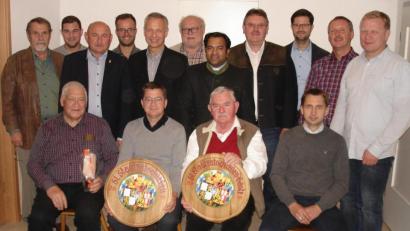Bild: smr
Die Vilsecker Stadträte messen sich im Schießen (sitzend, von links): die Gewinner Jens-Peter Kehler (Ehrengabe), Markus Graf (Stadtratsscheibe), Heinrich Deinzer (Gästescheibe) und Manuel Plößner (Sachpreise). 


Hintere Reihe stehend von links nach rechts; 
Die Bestplatzierten zusammen mit Ehrengästen 	
Schützenmeister Georg Schmer, Johannes 	Mayerhofer, 2. Bürgermeister von Hahnbach 
Georg Götz, Zweigstellenleiter der Volksbank
Amberg Florian Rauch, Thorsten Grädler,
Wilhelm Ertl, Pater Robin Xavier, Bürger- 
meister Hans-Martin Schertl, Notar Johannes
Attenberger, Markus Schertl und Vorstand
der Raiffeisenbank Sulzbach Martin
Sachsenhauser.