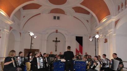 Bild: ubb
Die Musiker des 1. Akkordeonorchesters Waldsassen unter der Leitung von Dirigentin Silke Polata (Mitte) zogen für das Jubiläumskonzert alle Register ihres Könnens.