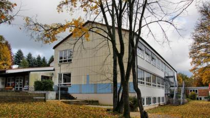 Bild: ds
Die Sanierung oder ein Abriss des in die Jahre gekommenen Schulhauses in Neukirchen mit anschließendem Neubau stellen den Schulverband sowie die Gemeinden Neukirchen und Etzelwang vor schwierige Entscheidungen.