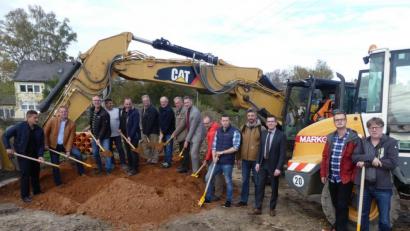 Bild: rn
Stadtrat Marcus Gradl, Tiefbauplaner Michael Wagner, die Projektleiter Michael Feit und Heiko Kellner (von links) sowie Bürgermeister und Stadträte machen symbolisch den ersten Spatenstich für das neue Baugebiet "Esperngasse Ost".