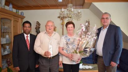 Bild: bnr
Christine und Franz Paulus aus Pfreimd konnten das Fest der Goldenen Hochzeit feiern. Zum Ehejubiläum gratulierten Pater Georg Parampilthadathil und Bürgermeister Richard Tischller.