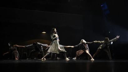 Bild: Petra Hartl
#Je Suis“ - Sieben Tänzerinnen und Tänzer loten in einer dynamischen, fesselnden und aufwühlenden Performance Unterdrückung, Solidarität und Rivalität aus. Die Brisanz des Themas gepaart mit der Leidenschaftlichkeit der Tänze und der außergewöhnlichen Tonkulisse ergab einen aufwühlenden Theaterabend der Extraklasse.