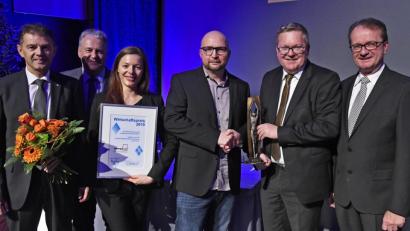 Bild: Petra Hartl
Die beiden Inhaber der in Amberg ansässigen bewegewas GmbH, Christian Hubmann (Vierter von links) und seine Lebenspartnerin Stefanie Fleischmann (links daneben), wurden mit dem Wirtschaftspreis der Stadt und des Landkreises 2019 ausgezeichnet. Überreicht wurde er ihnen im voll besetzten ACC von (von links) VR-Vorstand Andreas Reindl, Landrat Richard Reisinger Oberbürgermeister Michael Cerny (Zweiter von rechts) und dem Vorstand der Volksbank- Raiffeisenbank (VR), Dieter Paintner (rechts).