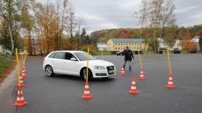 Bild: frd
Vom Wenden in drei Zügen auf engem Raum (Foto) bis hin zum Bremsmanöver auf nasser Fahrbahn. Mit einer Vielzahl an Verkehrssituationen wurden die Teilnehmer beim Fahrsicherheitstraining der Gebietsverkehrswacht konfrontiert.