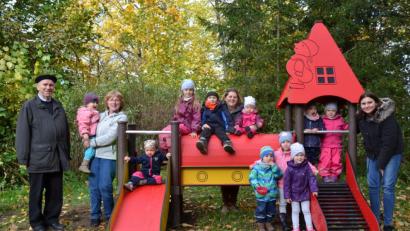 Bild: gi
Die neue Spielburg im Garten der Kinderkrippe ist aufgebaut und spielbereit. Darüber freuen sich Pfarrer Josef Most und das Kinderkrippen-Team mit Martha Sier, Birgit Hanauer und Sophie Binder (von links) und natürlich die Kinder.