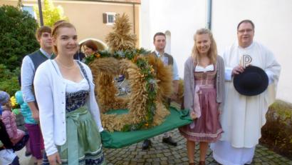 Bild: Leibl, Waltraud
Bei einem Familien-Gottesdienst feierten die Gläubigen in der Pfarrei das Erntedankfest.