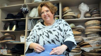 Bild: Wolfgang Steinbacher
Hut Weidacher wird 130 Jahre alt: Renate Maria Weidacher in ihrem Atelier.