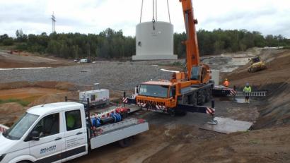 Bild: exb/Kiver
Große Autokräne hoben die Pumpen und Schachtringe in die vorbereiteten Gruben am Sickerwassersammelbecken..