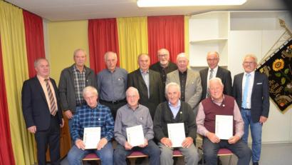 Bild: fz
Georg Baier (sitzend, Zweiter von links) war der Gründungsvorsitzende. Alfred Wulfänger (rechts) übernahm von ihm 1999 das Amt und steht bis heute an der Vereinsspitze.