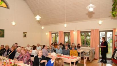 Bild: bey
AWO-Vorsitzende Petra Schmidt (rechts) freut sich über den ausgezeichneten Besuch bei der Feier zum 100-jährigen Jubiläum der Arbeiterwohlfahrt.