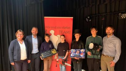 Bild: exb/Lobkowitz Realschule Neustadt
Spendenübergabe des Fördervereins der Lobkowitz-Realschule Neustadt an die Schüler-AG „Die Zauberer vom Felixberg“ .