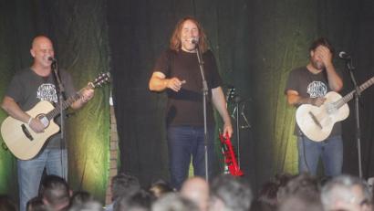 Bild: Hirsch
Michi Dietmayer, Roland Hefter und Steff Keller (von links) traten bei der Kulturnacht in Steinberg am See mit ihrem Programm "Oana muass ja macha" auf.