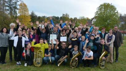 Bild: jr
So sehen Sieger aus, jubelnd rissen die Maiersreuther die Hände hoch, als sie die Urkunde und den 2000-Euro-Scheck erhielten.