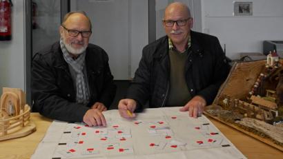 Bild: tr
Rainer Gottas und Peter F. Dotzauer (von links) sind seit einiger Zeit fest am Planen, um eine ansprechende Ausstellung präsentieren zu können.