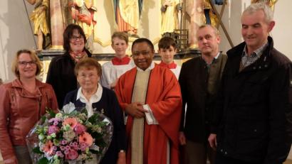 Bild: ohr
Pfarrer Cyprian Anyanwu (Mitte) überreichte Rita Süß (mit Blumenstrauß) nach 44-jährigen Mesnerdienst im Auftrag von Bischof Dr. Rudolf Voderholzer die Mesner-Ehrennadel in Gold. Anerkennung sprachen auch Kirchenpfleger Michael Zimmermann (rechts), der neue Mesner Anton Werner (links daneben) und vom Mesnerteam Martina Süß und Monika Widerspick aus (von links).