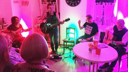 Bild: lst
Die österreichische Combo „Reinauer AG“ sorgt im Flosser Brauhaus für beste Stimmung.