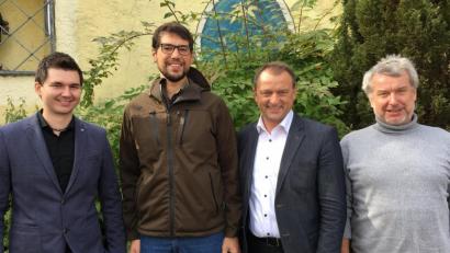 Bild: fz
CSU-Vorsitzender Rainer Schmeidl (von rechts) ist überzeugt, dass Anton Kappl und Wolfgang Härtl gute Ergebnisse einfahren werden, wie auch der JU-Vorsitzende Johannes Kammerer.