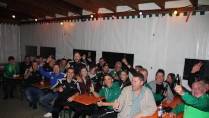 Bild: frd
Nachdem die Jugendteams des FC Ovi-Teunz vier ihrer sechs Heimspiele gewinnen konnten, herrschte beim Kirwa-Fest natürlich beste Stimmung.