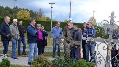 Bild: hou
Auch das gehört zu den Aufgaben kommunaler Politik: Der Fensterbacher Gemeinderat hat die Friedhöfe in Högling, Wolfring und Dürnsricht (Bild) besichtigt. Dabei wurden gemeinsam mit Pfarrgemeinde- und Verwaltungsräten der Kirche Bedarfsanliegen besprochen.