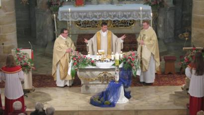 Bild: jzk
Domkapitular Thomas Pinzer (Mitte) zelebrierte den Festgottesdienst und hielt die Predigt. Seine Mitzelebranten waren der neue Stadtpfarrer Thomas Kraus (rechts) und sein Vorgänger Konrad Amschl (links).