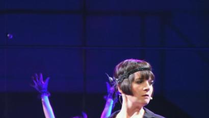 Bild: Tobias Schwarzmeier
Sally Bowles (Doris Hofmann) wird nachdenklich, wie sich "ihr" buntes Berlin verändert.