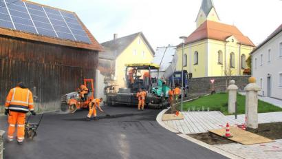 Bild: Josef Böhm
Mit der Asphaltierung des Mühlweges sind die Bauarbeiten um das neue Pfarrheim weitestgehend abgeschlossen.