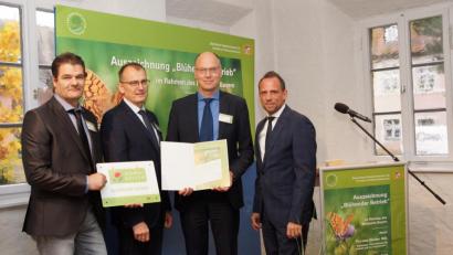 Bild: STMUV, Bayerisches Staatsministerium für Umwelt und Verbraucherschutz
Von links nach rechts: Thomas Wedlich, Gottfried Haas, SCHOTT-Standortleiter Stefan Rosner und Umweltminister Thorsten Glauber bei der Urkundenübergabe.