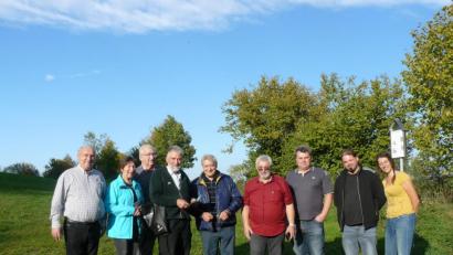 Bild: hrö
Hans Kaiser, Thea Pühl, Andreas Schultes, Hans Rösch, Martin Müller, Jan Turĉ, Daniel und Jarvolena Mareškas (von links) schauten sich auch auf dem Armesberg um.