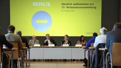 Bild: Petra Hartl
Der Zweckverband Verkehrssicherheit Oberpfalz wächst stetig und übernimmt immer mehr Aufgaben aus dem breiten Spektrum der Verkehrs- und nun auch öffentlichen Sicherheit. Alle Anträge, die Vorsitzender Oberbürgermeister Michael Cerny (Zweiter von links) und kommissarische Geschäftsführerin Sandra Schmidt (rechts daneben) der Verbandsversammlung vorlegten, wurden einstimmig beschieden.