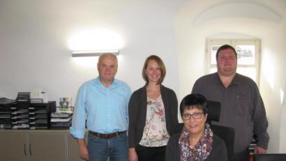 Bild: exb/Gemeinde Kulmain
Bürgermeister Günter Kopp, Simone Kandziora, Christine Bayer und Georg Redl (von links) haben das EC-Kartenterminal getestet.