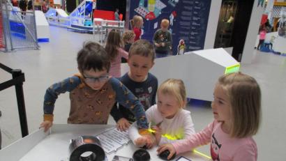 Bild: fvo
Mädchen und Buben erkunden das Techmania