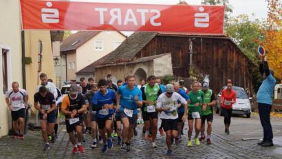 Bild: weu
Peter Wunder gibt das Startzeichen für die ambitionierten Läufer der 10-Kilometer-Strecke, und Jochen Ullmann nimmt die Zeit.