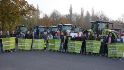 Bild: jr
Schon in aller Früh machten sich am Dienstag rund 60 Traktorfahrer vom Tirschenreuther Großparkplatz aus auf die Fahrt zur Großkundgebung nach Bayreuth. An der Haltestelle in Kemnath reihten sich weitere Traktorfahrer in den Demonstrationszug nach Bayreuth ein. Vor der Abfahrt in Tirschenreuth stellten sich die Bauern zu einem Bild und hielten die Transparente, mit denen sie später demonstrierten. Mit im Bild Organisator Johannes Dietz (Sechster von links).