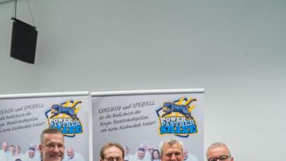 Bild: exb/Präsidialbüro
Sternekoch Alexander Herrmann, Leitender Polizeidirektor Ludwig Härtl, der Koch der Außenstelle Nabburg, Franz Schafberger, und Polizeipräsident Wolfgang Sommer (von links) freuen sich über die gelungene Kooperation. 

Fotos: BPP, Präsidialbüro