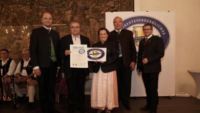 Bild: Staatsministerium
Bruno Busch (Zweiter von links) freute sich über die Auszeichnung seines Landgasthauses. Das Signet übergaben (von links) Staatsminister Albert Füracker, Schirmherrin Helene Herzogin in Bayern, Bezirkstagspräsident Franz Löffler sowie Andreas Brunner, Zweiter Vizepräsident des Deutschen Hotel- und Gaststättenverbandes in Bayern.