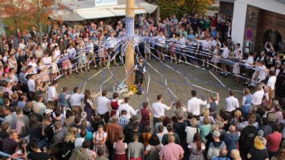 Bild: fdl
Viele Zuschauer umringen den Baum, als die 28 Kirwapaare bei herrlichem Wetter austanzen.
