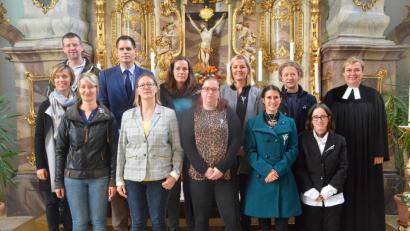 Bild: Kunz
Bei der Silbernen Jubelkonfirmation in St. Michael mit Pfarrerin Stefanie Endruweit sind Glück und Gottvertrauen zentrale Botschaften.