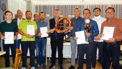 Bild: exb
Michael Benner (Dritter von Rechts) ist neuer Vereinsmeister 2019.