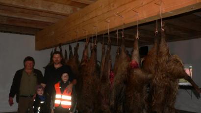 Bild: mh
Vor einem Teil der insgesamt 32 erlegten Wildschweine stehen von links die Jagdpächter Franz Lindner und Markus Hirmer. Beeindruckt waren auch die Hirmer-Söhne Elias (links) und Jonas.