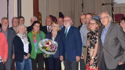 Bild: Picasa/exb
Bezirkstagspräsident Franz Löffler (rechts) und Bezirksheimatpfleger Tobias Appl (Dritter von links) zeichnen Verdienste und Leistungen des Heimatvereins mit dem Kulturpreis "Museen" des Bezirks Oberpfalz aus.