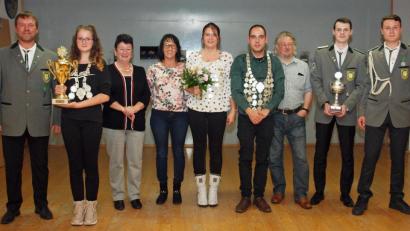 Bild: sön
Stellvertretender Schützenmeister und auch Erster Ritter Marco Maier (rechts) gratulierte mit Schießleiter Georg Dotzler der Jugendliesl Eva Groher, den Zofen Rita Thomas und Brigitte Graf, Schützenliesl Stefanie Groher und Schützenkönig Mathias Graf sowie den Rittern Klaus Günther und dem Gewinner des Königspokals Tobias Eckert (von links).