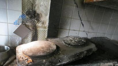 Bild: exb
Das ist die Brandursache: Eine eingeschaltete Kochplatte samt Pfanne darauf verursachte das Feuer in der Wohnung im 2. Stock.