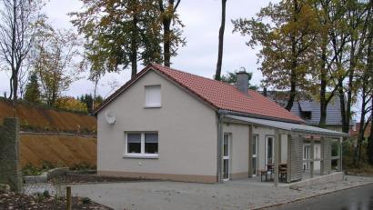 Bild: öt
Zu einem Schmuckstück entwickelte sich das neue Gemeinschaftshaus in Wernersreuth. Beim gepflasterten Parkplatz (links) fand das Kriegerdenkmal einen neuen Platz und vor den barrierefrei zugänglichen Räumlichkeiten ist eine großzügige Überdachung des Vorplatzes entstanden.