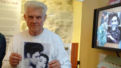 Bild: Wolfgang Houschka
Ein Mann aus Hessen, der durch seine enge Bekanntschaft zu Elvis Presley ein bis heute weltweit gefragter Gesprächspartner des King of Rock ’n’ Roll ist: Claus-Kurt Ilge ((77) traf den Sänger regelmäßig, als Presley in der US-Armee diente. Dabei bekam er sagenhafte 304 Autogramme. Einige davon hatte er in Grafenwöhr dabei, als Ilge erstmals die Stadt besuchte.