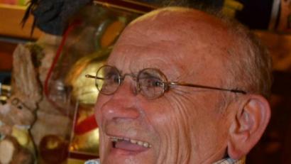 Bild: hcz
Franz Hüttner moderierte routiniert und witzig 48 der bisherigen Musikantenstammtische in der Strobelhütte. Am Samstag findet der 50. statt.